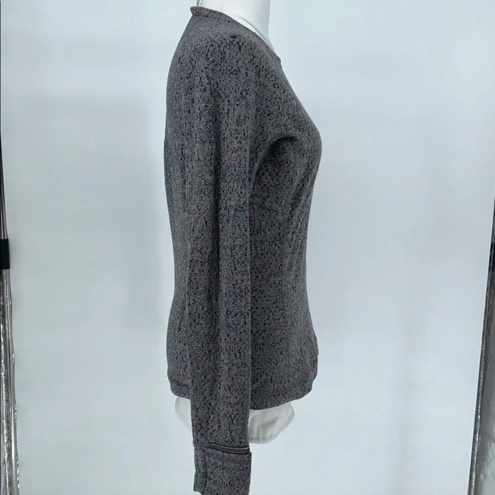 Lululemon Size 6 Heathered Gray Long Sleeve Thumbhole Zip Pocket Top - Picture 4 of 12